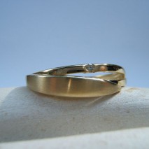 Ring geelgoud met mat blad en diamant